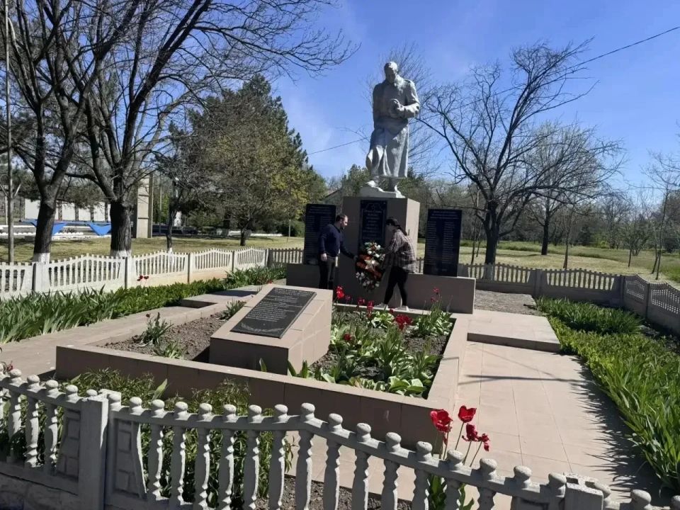Память о подвиге героев живет в сердцах потомков Память о подвиге героев живет в сердцах потомков