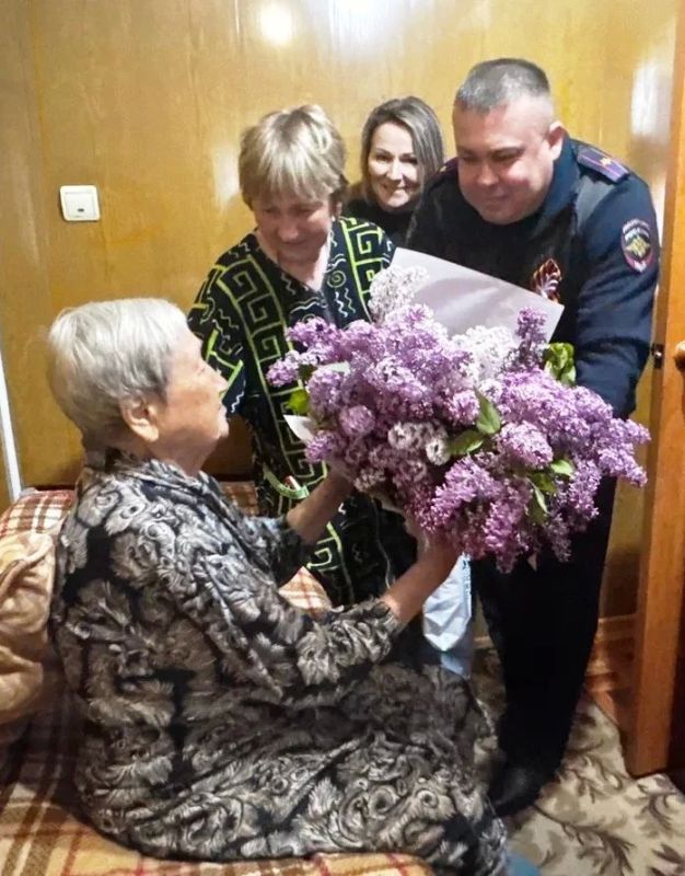 Сотрудники Херсонской транспортной полиции поздравили с наступающим Днём Победы детей Великой Отечественной войны Сотрудники Херсонской транспортной полиции поздравили с наступающим Днём Победы детей Великой Отечественной войны