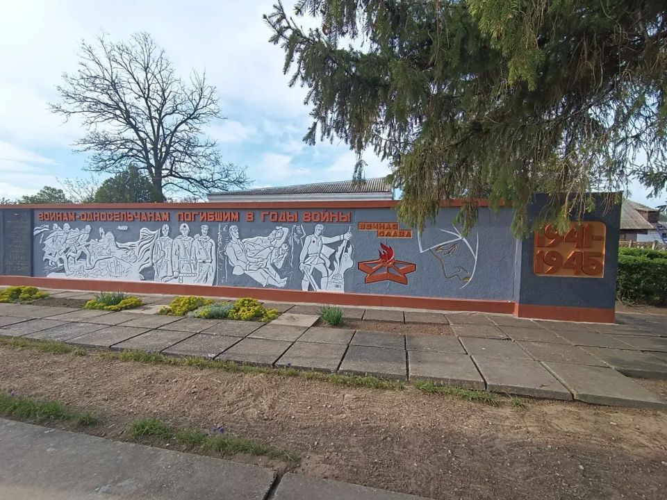 На Скадовщине наводят порядок у памятников погибшим воинам На Скадовщине наводят порядок у памятников погибшим воинам
