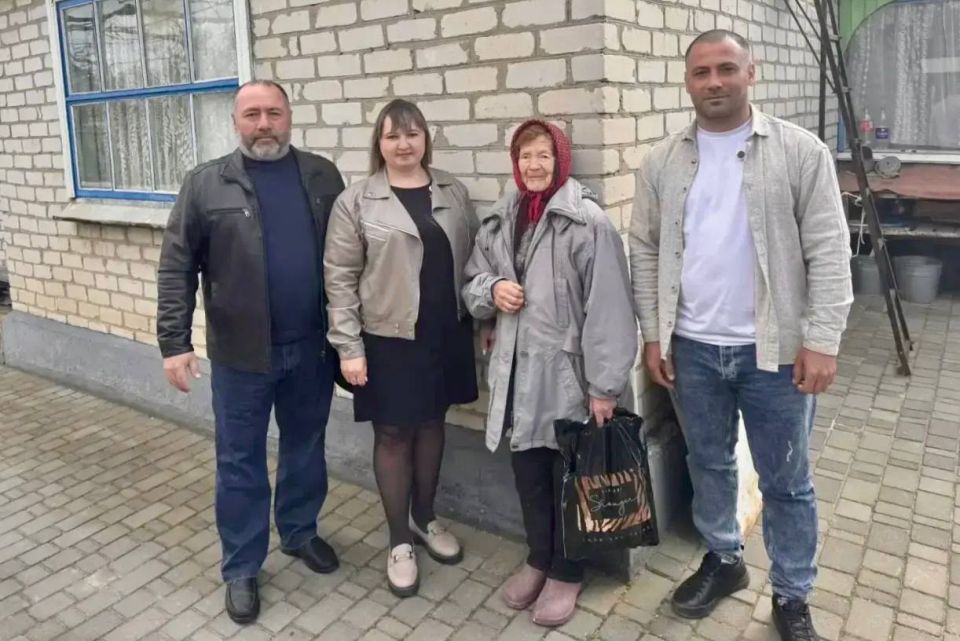 По моему поручению помощники Дилявер Бекиров и Сервер Ислямов поздравили с наступающим Днём Победы жительницу села Николаевка — Микурову Галину Прокопьевну (12.06.1939) По моему поручению помощники Дилявер Бекиров и Сервер Ислямов поздравили с наступающим Днём Победы жительницу села Николаевка — Микурову Галину Прокопьевну (12.06.1939)