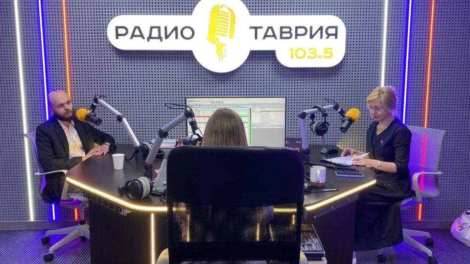 В День радио Единая Россия поздравила команду радио «Таврия» в Херсонской области В День радио Единая Россия поздравила команду радио «Таврия» в Херсонской области