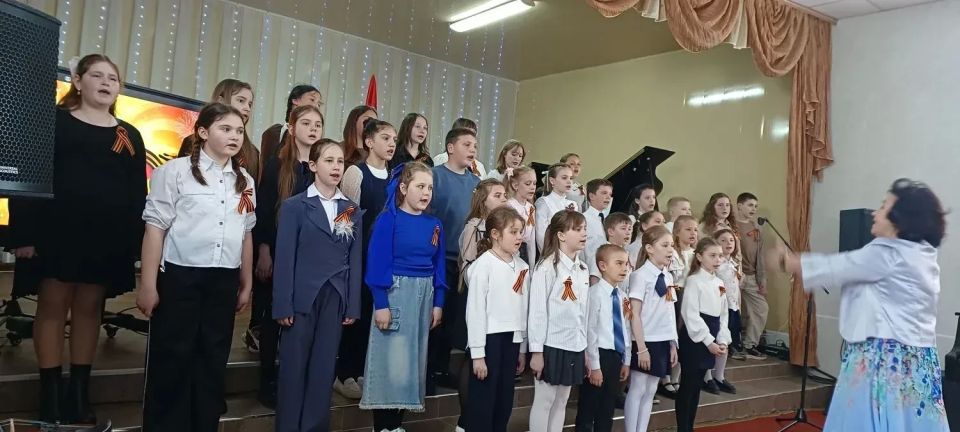 Новотроицкая детская музыкальная школа с особой теплотой и трепетом отметила приближение великого праздника — Дня Победы Новотроицкая детская музыкальная школа с особой теплотой и трепетом отметила приближение великого праздника — Дня Победы