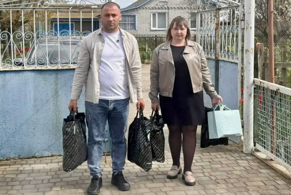 По моему поручению помощники Дилявер Бекиров и Сервер Ислямов поздравили с наступающим Днём Победы жительницу села Николаевка — Микурову Галину Прокопьевну (12.06.1939) По моему поручению помощники Дилявер Бекиров и Сервер Ислямов поздравили с наступающим Днём Победы жительницу села Николаевка — Микурову Галину Прокопьевну (12.06.1939)