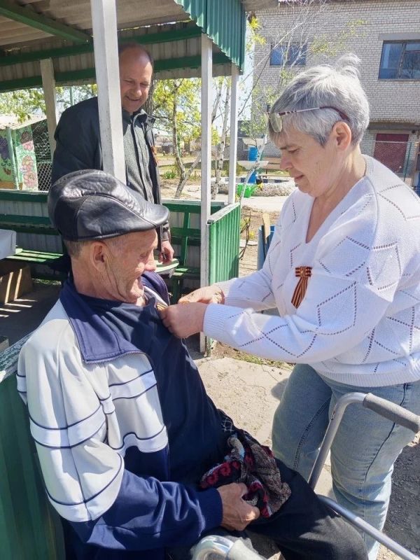 Символ Победы: подопечные и сотрудники пансионата провели патриотическую акцию Символ Победы: подопечные и сотрудники пансионата провели патриотическую акцию