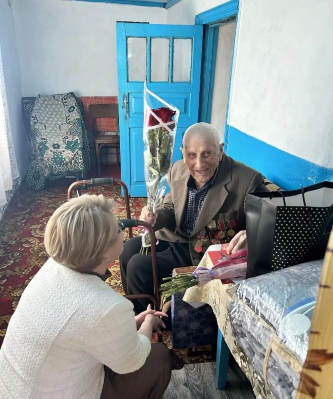 Дошедшего до Берлина ветерана из Херсонской области поздравили со 100-летним юбилеем Дошедшего до Берлина ветерана из Херсонской области поздравили со 100-летним юбилеем