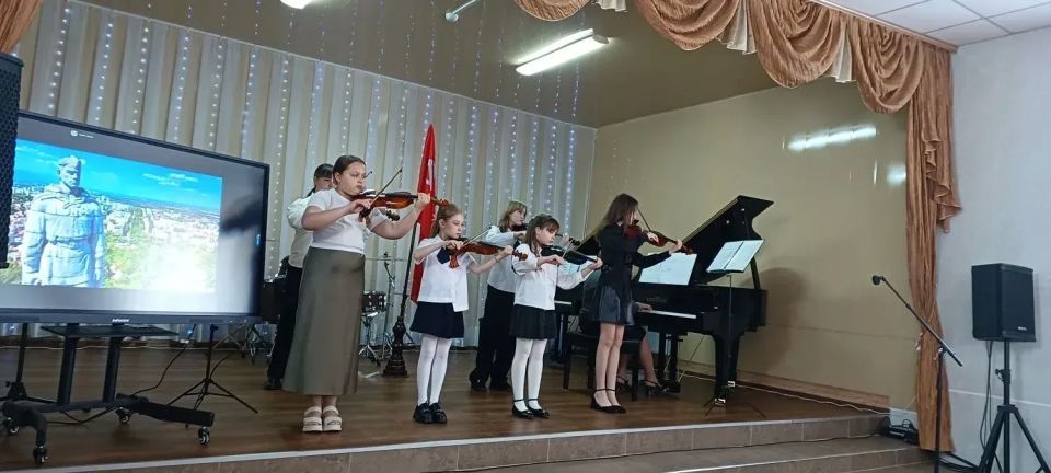 Новотроицкая детская музыкальная школа с особой теплотой и трепетом отметила приближение великого праздника — Дня Победы Новотроицкая детская музыкальная школа с особой теплотой и трепетом отметила приближение великого праздника — Дня Победы