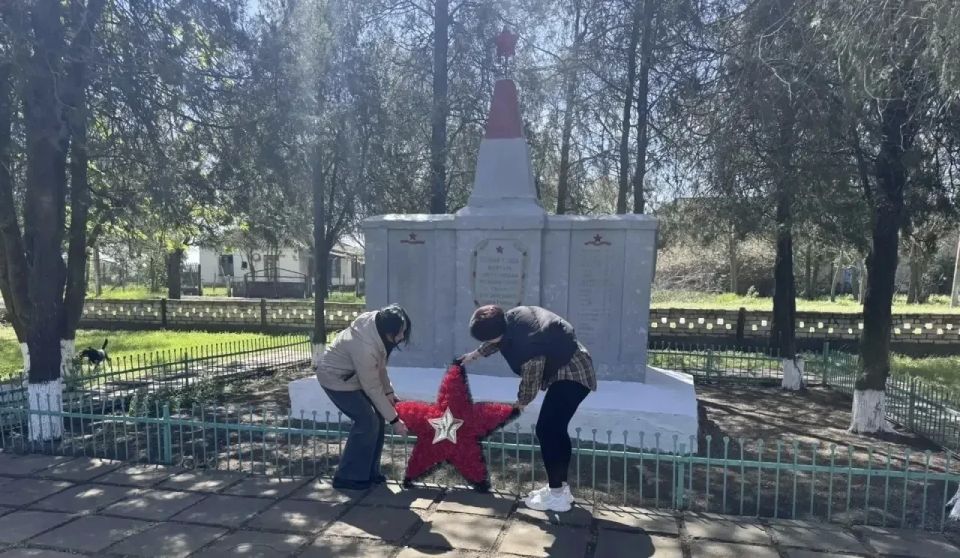 Память о подвиге героев живет в сердцах потомков Память о подвиге героев живет в сердцах потомков