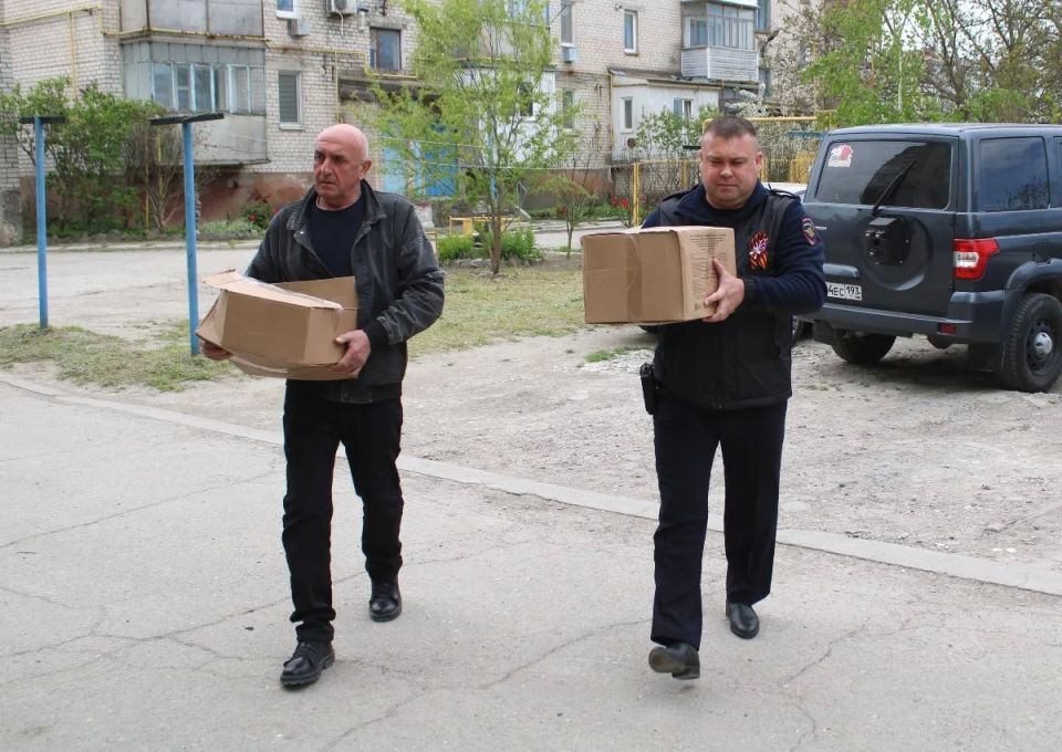 Сотрудники Херсонской транспортной полиции поздравили с наступающим Днём Победы детей Великой Отечественной войны