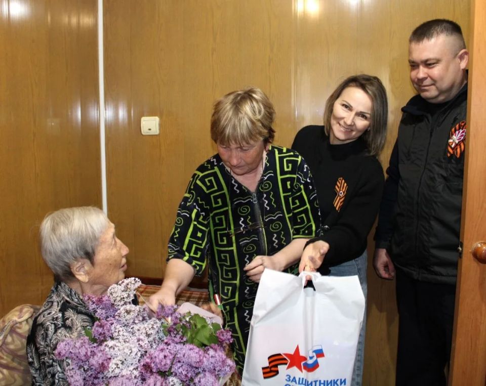 Сотрудники Херсонской транспортной полиции поздравили с наступающим Днём Победы детей Великой Отечественной войны Сотрудники Херсонской транспортной полиции поздравили с наступающим Днём Победы детей Великой Отечественной войны