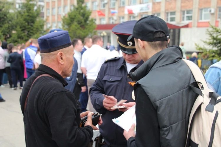 В Уссурийске транспортные полицейские обеспечили общественный порядок и безопасность граждан при проведении митинга на Привокзальной площади В Уссурийске транспортные полицейские обеспечили общественный порядок и безопасность граждан при проведении митинга на Привокзальной площади
