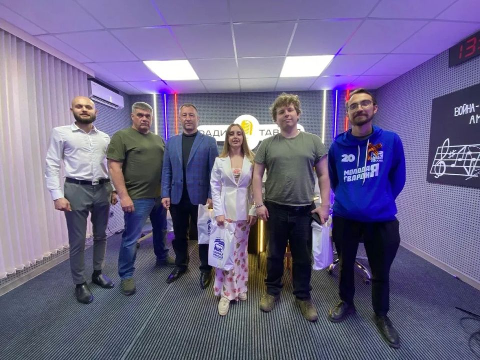 В День радио Единая Россия поздравила команду радио «Таврия» в Херсонской области В День радио Единая Россия поздравила команду радио «Таврия» в Херсонской области