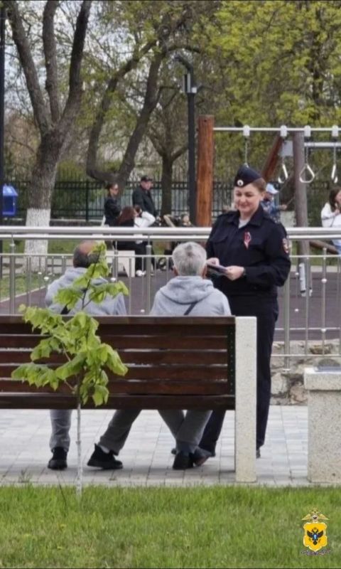 Полицейские рассказали жителям Геническа о порядке поступления на службу в органы внутренних дел Полицейские рассказали жителям Геническа о порядке поступления на службу в органы внутренних дел