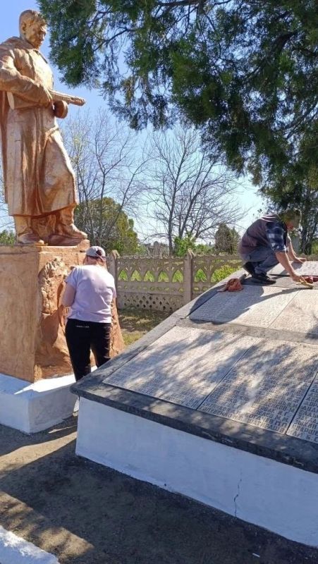 Субботник в селе Малая Лепетиха: памятник погибшим землякам — в порядке ко Дню Победы Субботник в селе Малая Лепетиха: памятник погибшим землякам — в порядке ко Дню Победы