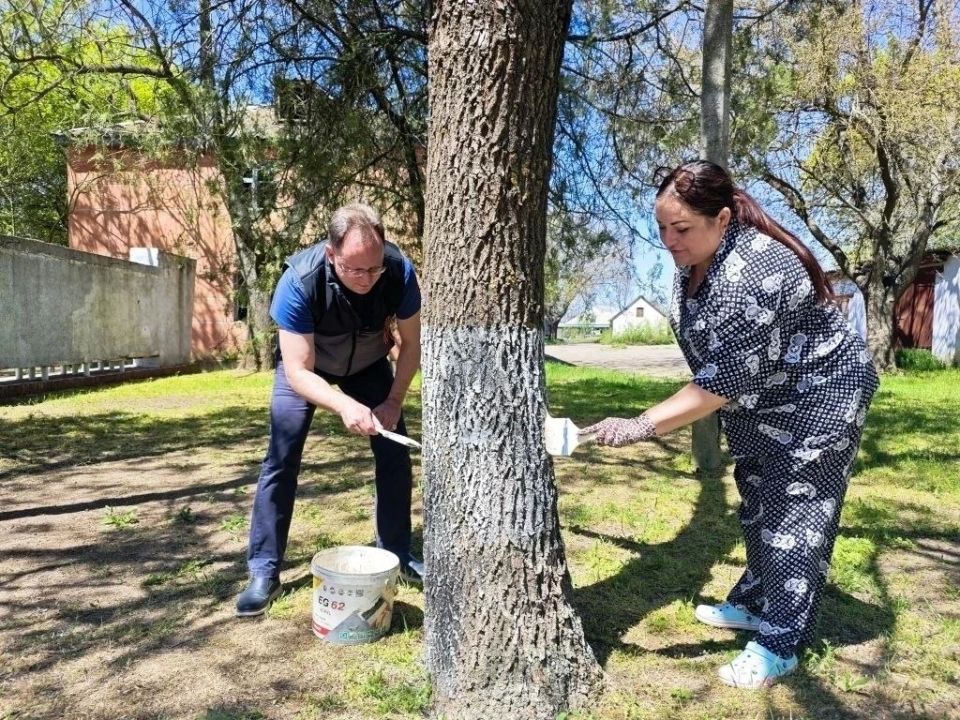 В Каланчаке состоялась серия субботников по благоустройству парков, памятников Великой Отечественной войны и центральной улицы поселка, посвящённая 81-й годовщине Великой Победы В Каланчаке состоялась серия субботников по благоустройству парков, памятников Великой Отечественной войны и центральной улицы поселка, посвящённая 81-й годовщине Великой Победы