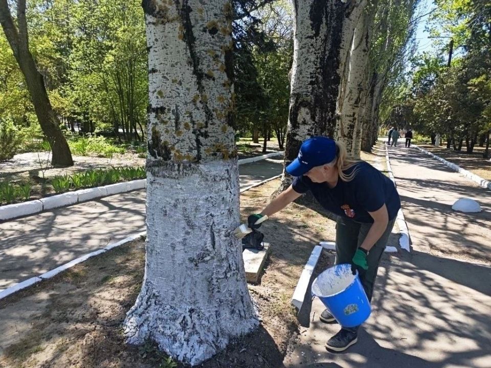 В Каланчаке состоялась серия субботников по благоустройству парков, памятников Великой Отечественной войны и центральной улицы поселка, посвящённая 81-й годовщине Великой Победы В Каланчаке состоялась серия субботников по благоустройству парков, памятников Великой Отечественной войны и центральной улицы поселка, посвящённая 81-й годовщине Великой Победы