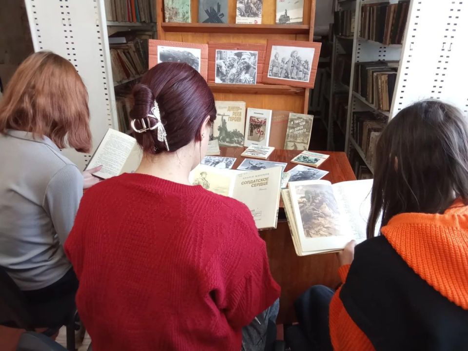 Моя любимая книга о войне. Проходит время, уходят из жизни свидетели славных и трагических событий Великой Отечественной войны, но память остаётся в сердцах навсегда и передаётся из поколения в поколение Моя любимая книга о войне. Проходит время, уходят из жизни свидетели славных и трагических событий Великой Отечественной войны, но память остаётся в сердцах навсегда и передаётся из поколения в поколение