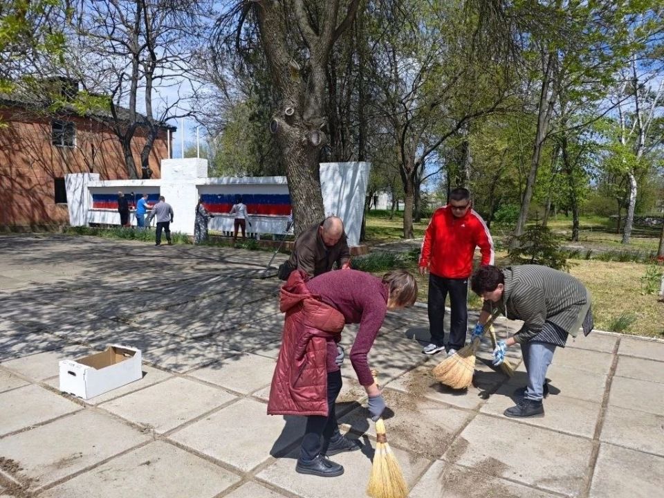 В Каланчаке состоялась серия субботников по благоустройству парков, памятников Великой Отечественной войны и центральной улицы поселка, посвящённая 81-й годовщине Великой Победы В Каланчаке состоялась серия субботников по благоустройству парков, памятников Великой Отечественной войны и центральной улицы поселка, посвящённая 81-й годовщине Великой Победы