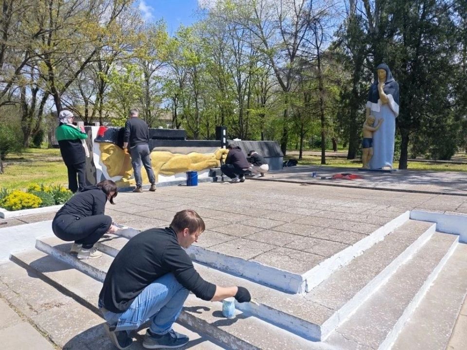 В Каланчаке состоялась серия субботников по благоустройству парков, памятников Великой Отечественной войны и центральной улицы поселка, посвящённая 81-й годовщине Великой Победы В Каланчаке состоялась серия субботников по благоустройству парков, памятников Великой Отечественной войны и центральной улицы поселка, посвящённая 81-й годовщине Великой Победы
