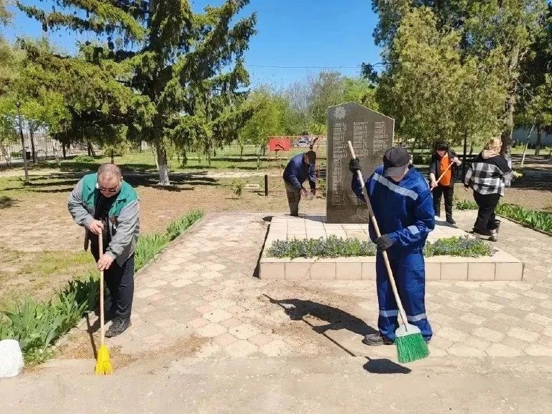 Каланчакский округ готовится ко Дню Победы: жители выходят на субботники и приводят в порядок памятники Каланчакский округ готовится ко Дню Победы: жители выходят на субботники и приводят в порядок памятники