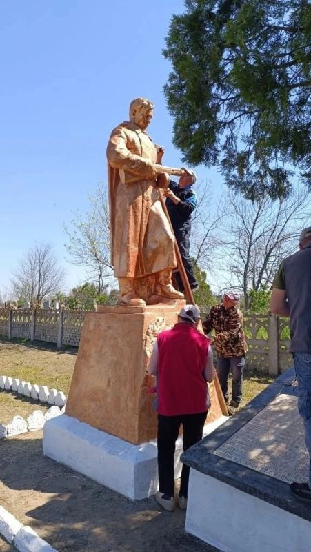 Субботник в селе Малая Лепетиха: памятник погибшим землякам — в порядке ко Дню Победы Субботник в селе Малая Лепетиха: памятник погибшим землякам — в порядке ко Дню Победы