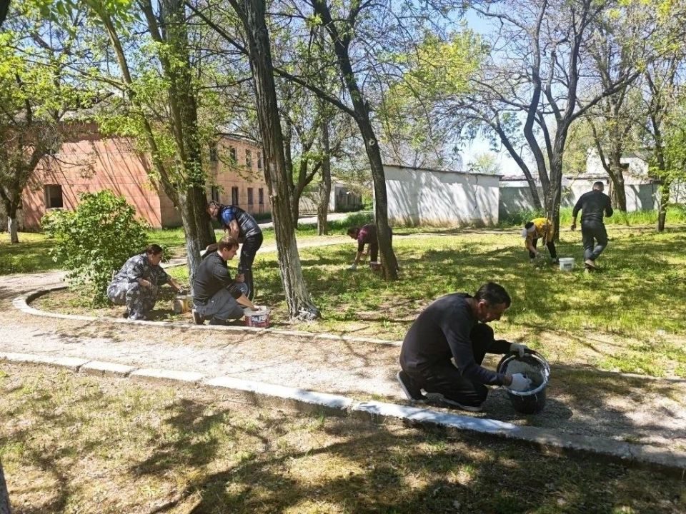 В Каланчаке состоялась серия субботников по благоустройству парков, памятников Великой Отечественной войны и центральной улицы поселка, посвящённая 81-й годовщине Великой Победы В Каланчаке состоялась серия субботников по благоустройству парков, памятников Великой Отечественной войны и центральной улицы поселка, посвящённая 81-й годовщине Великой Победы