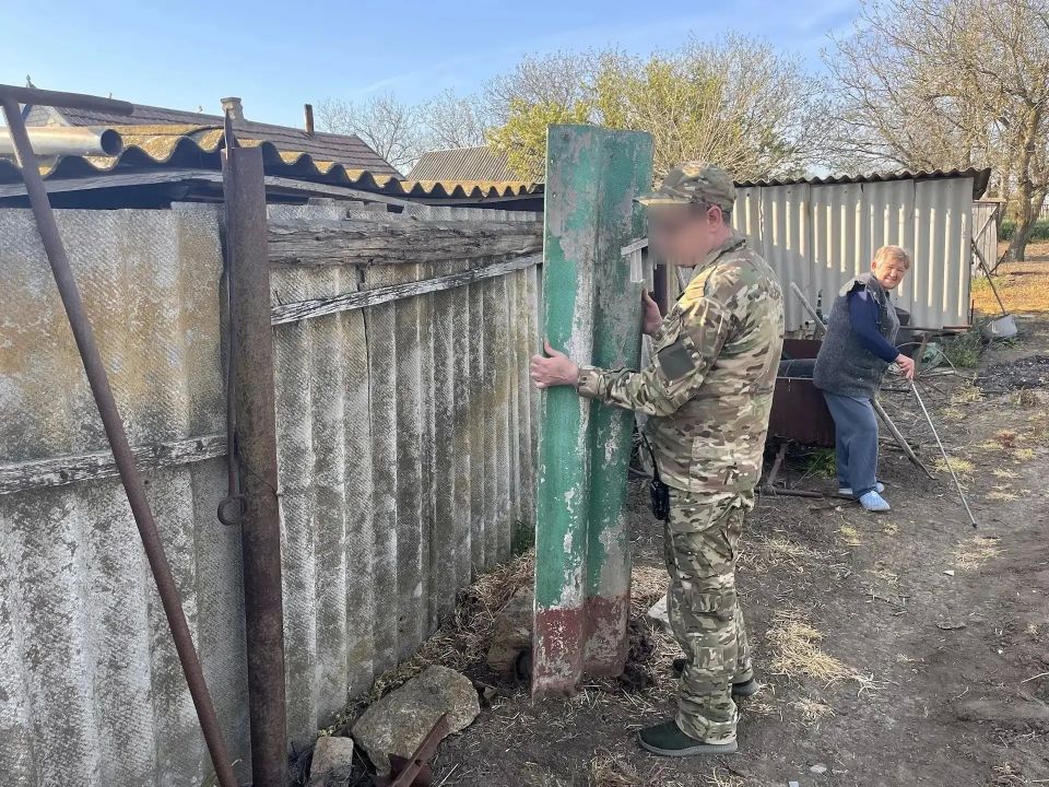 В Чаплинском муниципальном округе военнослужащие десантники продолжают помогать ветеранам Великой Отечественной войны В Чаплинском муниципальном округе военнослужащие десантники продолжают помогать ветеранам Великой Отечественной войны