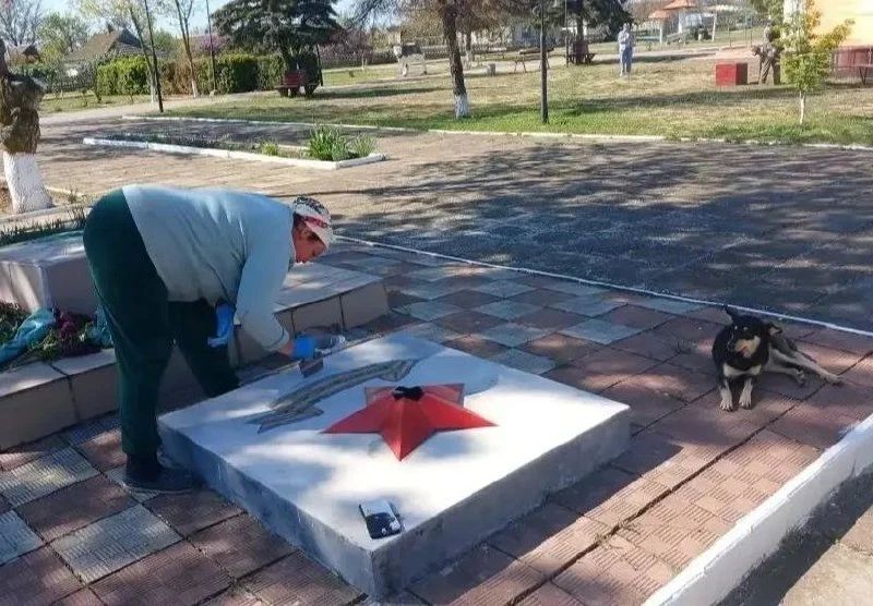Каланчакский округ готовится ко Дню Победы: жители выходят на субботники и приводят в порядок памятники Каланчакский округ готовится ко Дню Победы: жители выходят на субботники и приводят в порядок памятники