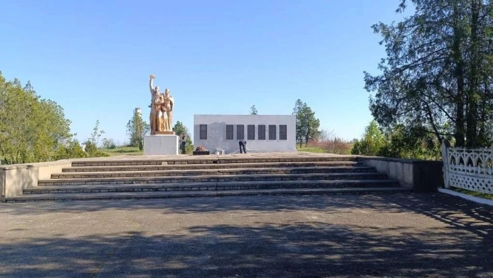 Субботник в селе Малая Лепетиха: памятник погибшим землякам — в порядке ко Дню Победы Субботник в селе Малая Лепетиха: памятник погибшим землякам — в порядке ко Дню Победы