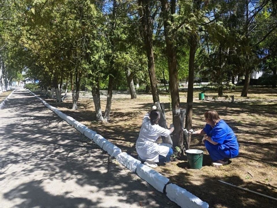 В Каланчаке состоялась серия субботников по благоустройству парков, памятников Великой Отечественной войны и центральной улицы поселка, посвящённая 81-й годовщине Великой Победы В Каланчаке состоялась серия субботников по благоустройству парков, памятников Великой Отечественной войны и центральной улицы поселка, посвящённая 81-й годовщине Великой Победы