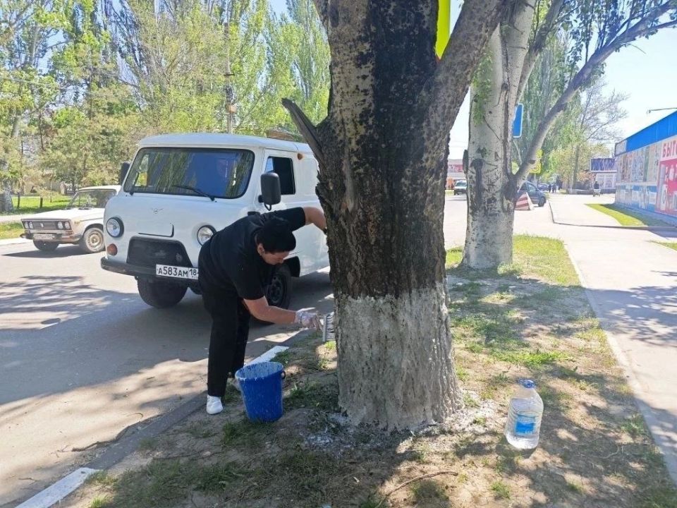 В Каланчаке состоялась серия субботников по благоустройству парков, памятников Великой Отечественной войны и центральной улицы поселка, посвящённая 81-й годовщине Великой Победы В Каланчаке состоялась серия субботников по благоустройству парков, памятников Великой Отечественной войны и центральной улицы поселка, посвящённая 81-й годовщине Великой Победы