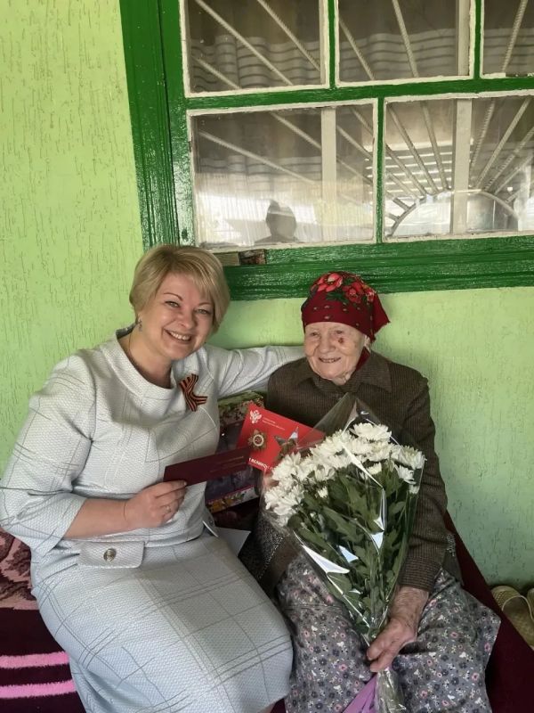 Министр труда и социальной защиты Херсонской области Марина Островская вручила удостоверение ветерана Великой Отечественной войны российского образца Марии Юхимчук Министр труда и социальной защиты Херсонской области Марина Островская вручила удостоверение ветерана Великой Отечественной войны российского образца Марии Юхимчук