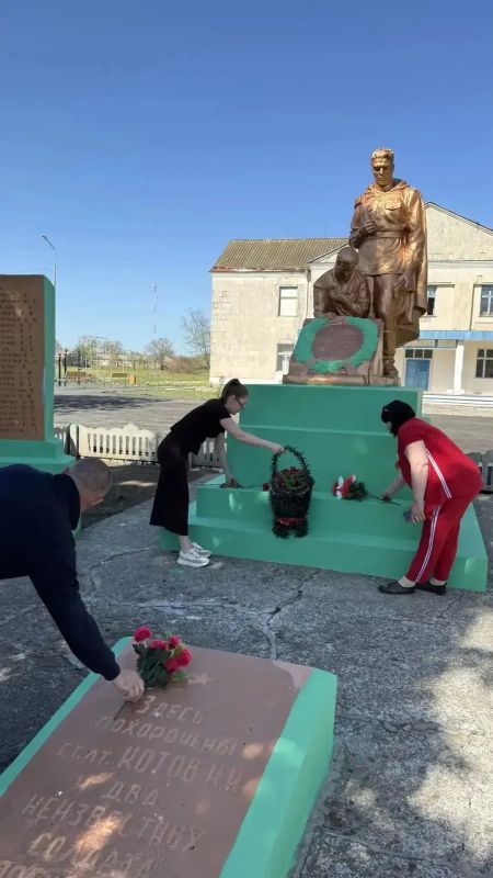 Там, где помнят тихо…. Сегодня на рассвете в маленьких селах, названия которых не всегда найдешь на больших картах, произошло то, что невозможно снять на видео — это можно только прочувствовать Там, где помнят тихо…. Сегодня на рассвете в маленьких селах, названия которых не всегда найдешь на больших картах, произошло то, что невозможно снять на видео — это можно только прочувствовать