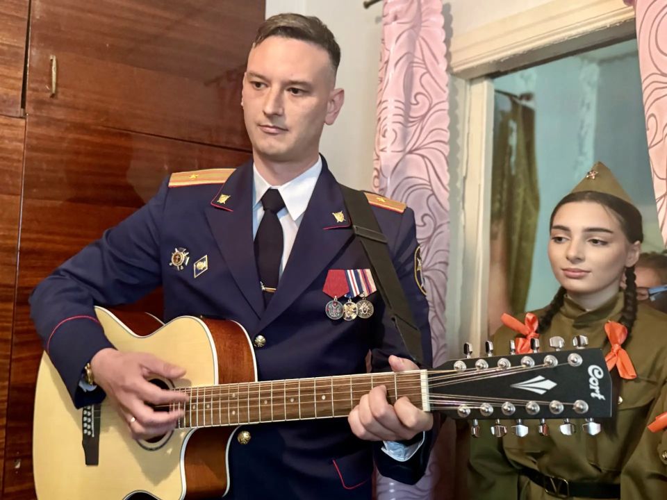 Офицеры СУ СК России поздравили ветерана Великой Отечественной войны с двойным праздником Офицеры СУ СК России поздравили ветерана Великой Отечественной войны с двойным праздником