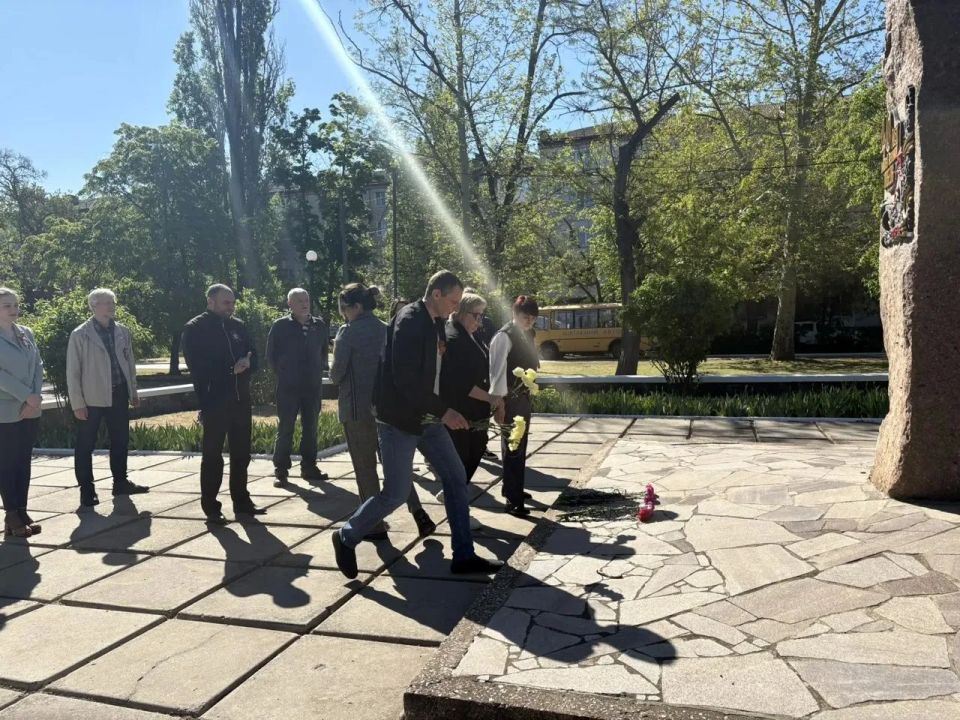 В День Победы сотрудники Администрации Новокаховского округа возложили цветы к мемориалу В День Победы сотрудники Администрации Новокаховского округа возложили цветы к мемориалу