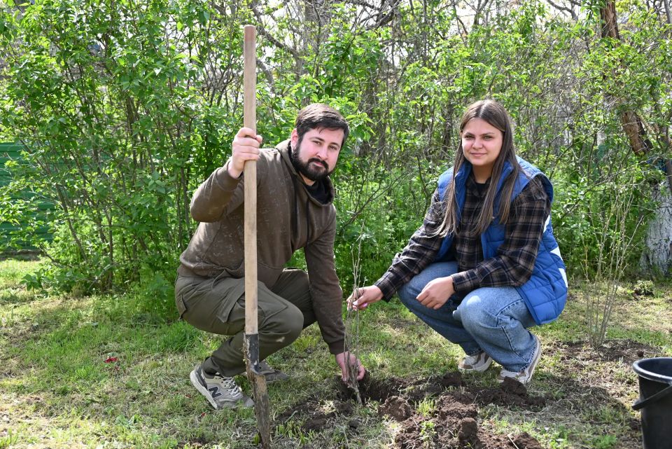 10 кустов гибискуса как символ заботы: акция «Палисадник Победы» в Новогригоровке 10 кустов гибискуса как символ заботы: акция «Палисадник Победы» в Новогригоровке