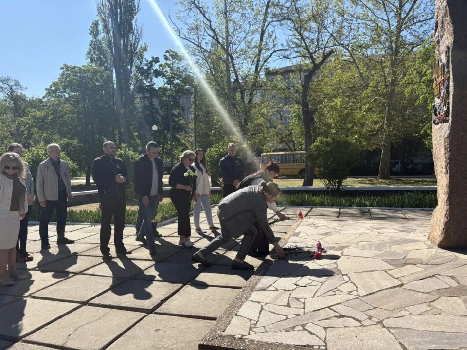 В День Победы, коллектив администрации городского округа г. Новая Каховка возложил цветы к мемориалу «40 лет Победы» В День Победы, коллектив администрации городского округа г. Новая Каховка возложил цветы к мемориалу «40 лет Победы»