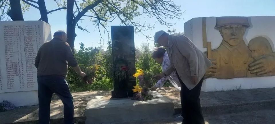 Там, где помнят тихо…. Сегодня на рассвете в маленьких селах, названия которых не всегда найдешь на больших картах, произошло то, что невозможно снять на видео — это можно только прочувствовать Там, где помнят тихо…. Сегодня на рассвете в маленьких селах, названия которых не всегда найдешь на больших картах, произошло то, что невозможно снять на видео — это можно только прочувствовать