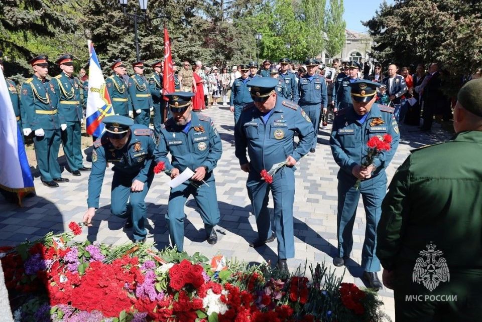 Сотрудники Главного управления МЧС России по Херсонской области почтили память героев Великой Отечественной войны в Геническе Сотрудники Главного управления МЧС России по Херсонской области почтили память героев Великой Отечественной войны в Геническе