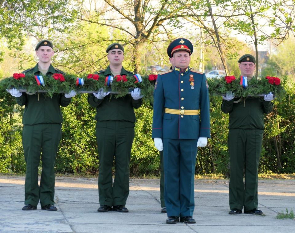 В Кривом Роге военнослужащие ВС России возложили цветы к мемориалу В Кривом Роге военнослужащие ВС России возложили цветы к мемориалу