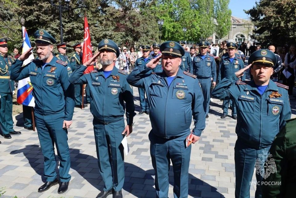 Сотрудники Главного управления МЧС России по Херсонской области почтили память героев Великой Отечественной войны в Геническе Сотрудники Главного управления МЧС России по Херсонской области почтили память героев Великой Отечественной войны в Геническе