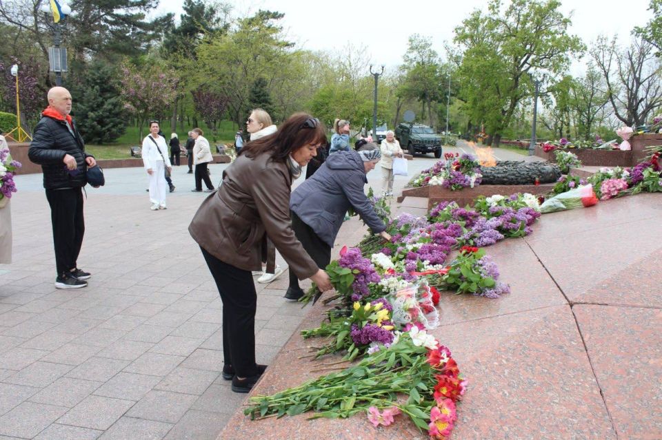 К памятнику Неизвестному матросу на Аллее Славы в Одессе с утра 9 мая идут одесситы возлагать цветы К памятнику Неизвестному матросу на Аллее Славы в Одессе с утра 9 мая идут одесситы возлагать цветы