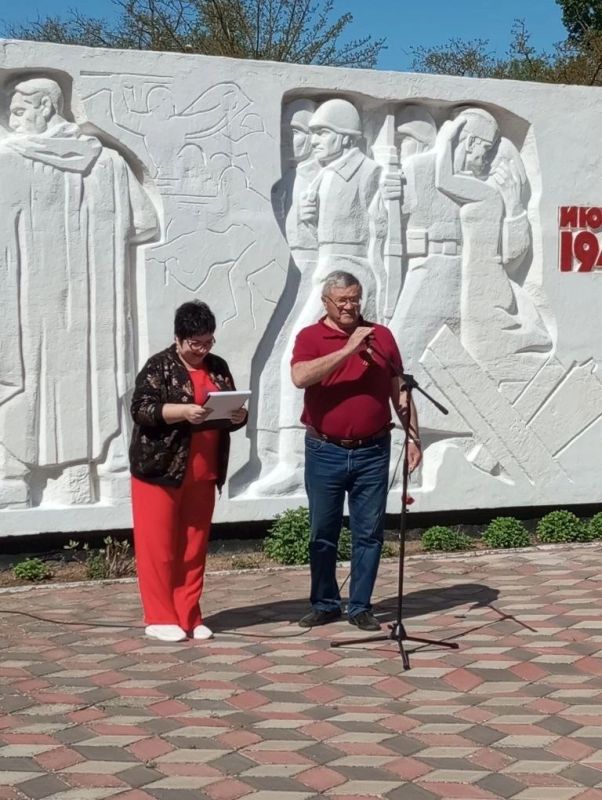 Депутат Херсонской областной Думы от КПРФ Александр Петрович Пономарев начал сегодняшнее праздничное утро с многолетней личной традиции Депутат Херсонской областной Думы от КПРФ Александр Петрович Пономарев начал сегодняшнее праздничное утро с многолетней личной традиции