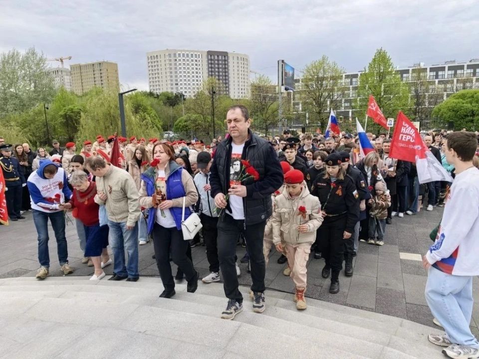 Руководитель Постоянного Представительства Херсонской области при Правительстве РФ Владимир Боделан совместно с представителями администрации города Мытищи возложил цветы к Вечному огню у Мемориала во славу ратного и... Руководитель Постоянного Представительства Херсонской области при Правительстве РФ Владимир Боделан совместно с представителями администрации города Мытищи возложил цветы к Вечному огню у Мемориала во славу ратного и...