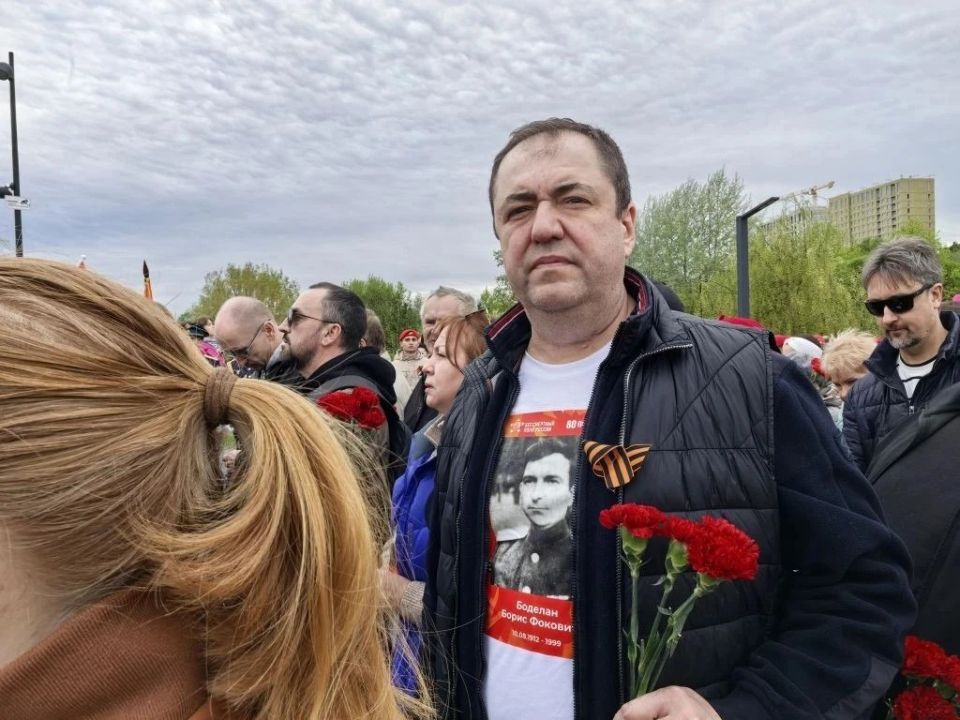 Руководитель Постоянного Представительства Херсонской области при Правительстве РФ Владимир Боделан совместно с представителями администрации города Мытищи возложил цветы к Вечному огню у Мемориала во славу ратного и... Руководитель Постоянного Представительства Херсонской области при Правительстве РФ Владимир Боделан совместно с представителями администрации города Мытищи возложил цветы к Вечному огню у Мемориала во славу ратного и...