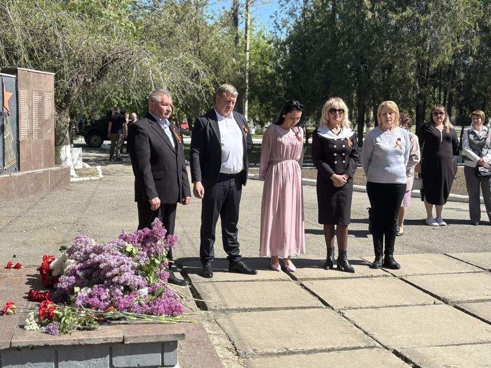 81 год спустя…. В Ивановке у мемориала Славы состоялась церемония возложения цветов, приуроченная к 81-й годовщине Великой Победы 81 год спустя…. В Ивановке у мемориала Славы состоялась церемония возложения цветов, приуроченная к 81-й годовщине Великой Победы
