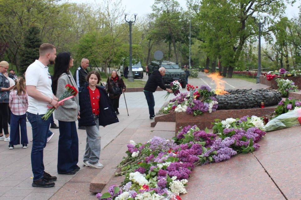 К памятнику Неизвестному матросу на Аллее Славы в Одессе с утра 9 мая идут одесситы возлагать цветы К памятнику Неизвестному матросу на Аллее Славы в Одессе с утра 9 мая идут одесситы возлагать цветы