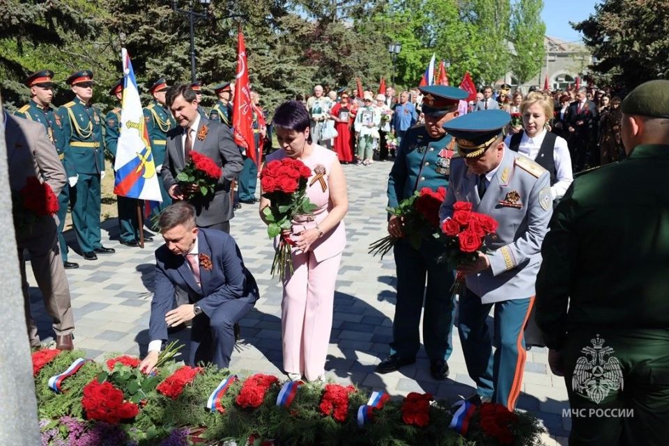Сотрудники Главного управления МЧС России по Херсонской области почтили память героев Великой Отечественной войны в Геническе Сотрудники Главного управления МЧС России по Херсонской области почтили память героев Великой Отечественной войны в Геническе