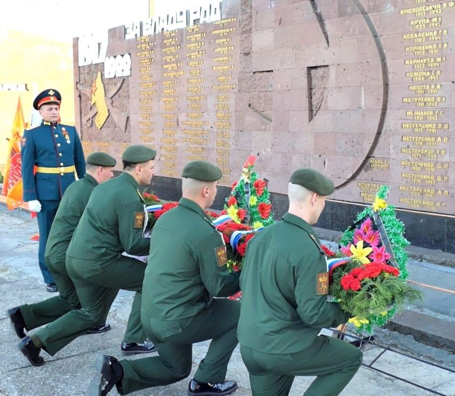В Кривом Роге военнослужащие ВС России возложили цветы к мемориалу В Кривом Роге военнослужащие ВС России возложили цветы к мемориалу
