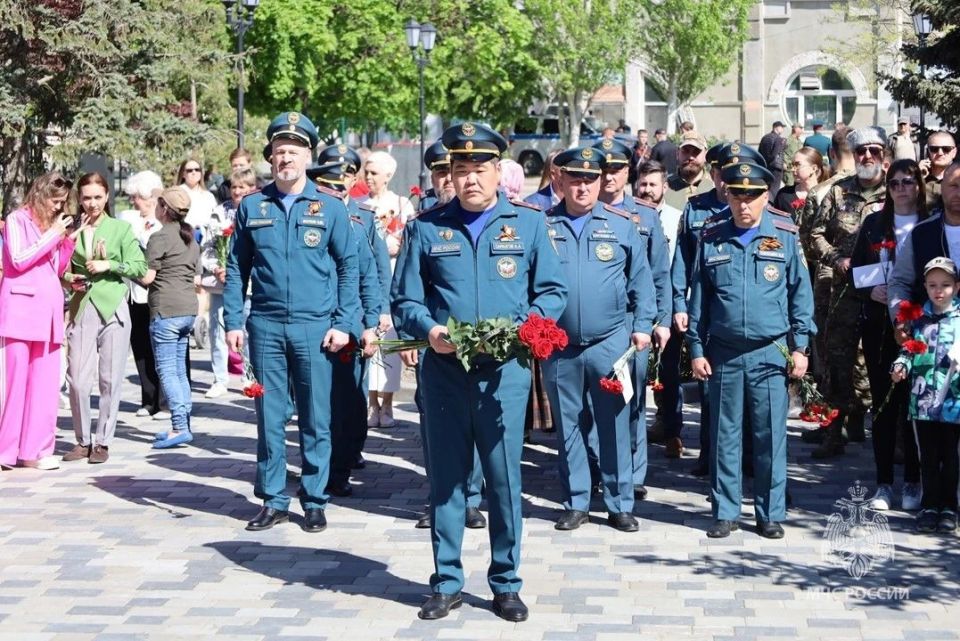 Сотрудники Главного управления МЧС России по Херсонской области почтили память героев Великой Отечественной войны в Геническе Сотрудники Главного управления МЧС России по Херсонской области почтили память героев Великой Отечественной войны в Геническе