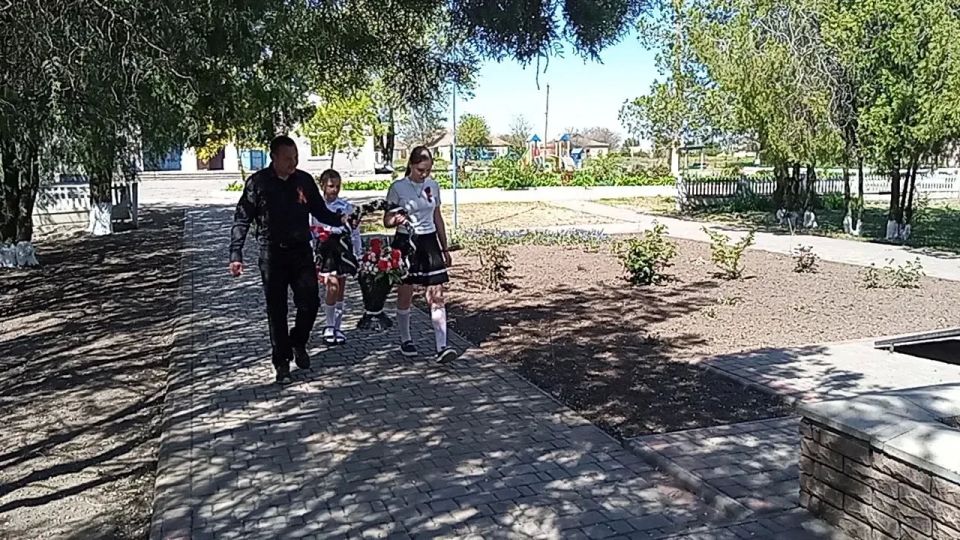 Там, где помнят тихо…. Сегодня на рассвете в маленьких селах, названия которых не всегда найдешь на больших картах, произошло то, что невозможно снять на видео — это можно только прочувствовать Там, где помнят тихо…. Сегодня на рассвете в маленьких селах, названия которых не всегда найдешь на больших картах, произошло то, что невозможно снять на видео — это можно только прочувствовать